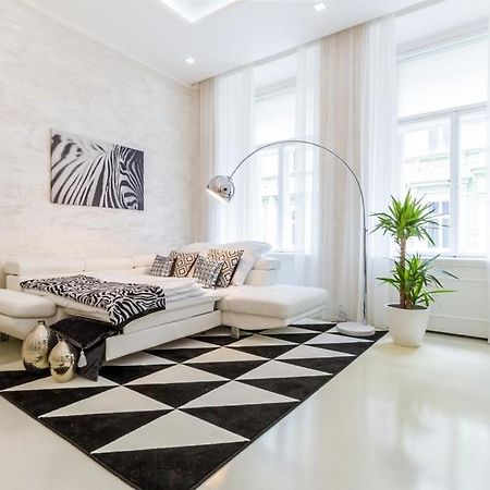 Stylish Apartment 5 Minutes Walk From City Center プラハ エクステリア 写真
