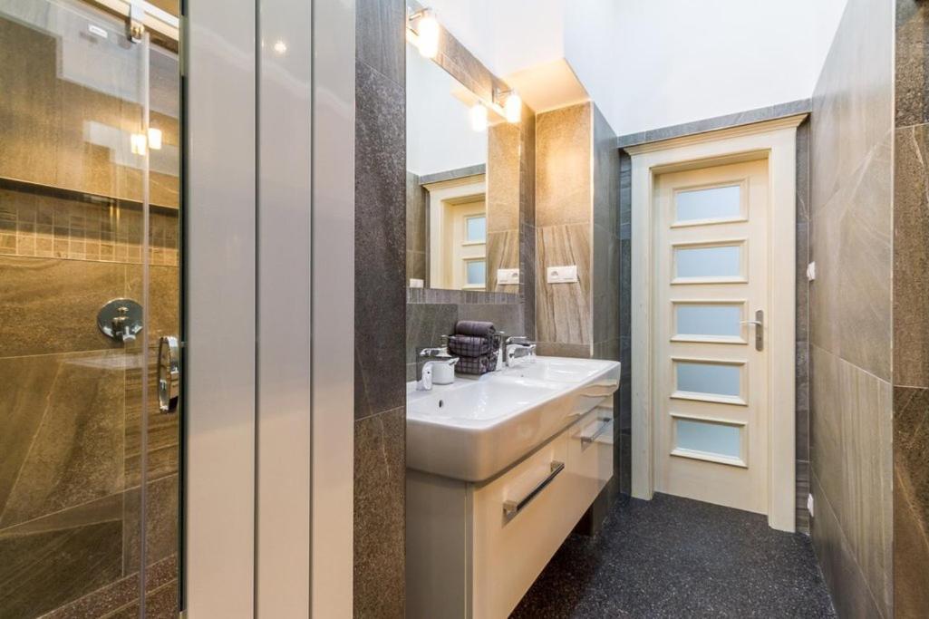 Stylish Apartment 5 Minutes Walk From City Center プラハ エクステリア 写真